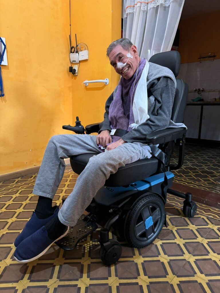 Cliente de Ortopedia Maipú con su equipo
