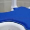 SILLA DE DUCHA PLASTICA CON ESCOTADURA SOFT AZUL