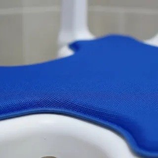 SILLA DE DUCHA PLASTICA CON ESCOTADURA SOFT AZUL