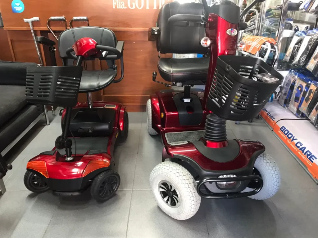 Scooters eléctricos en el local de Ortopedia Maipú, Vicente López